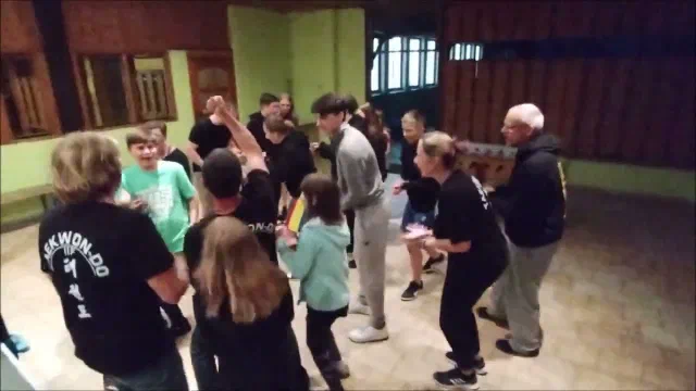 Náhled videa: Kámen, nůžky, papír